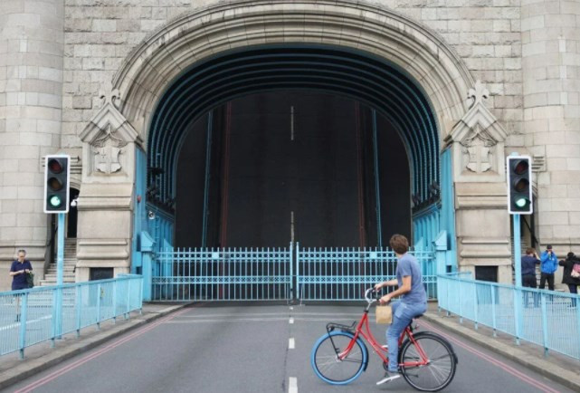 Londra'daki Tower Bridge teknik arıza nedeniyle açık kaldı