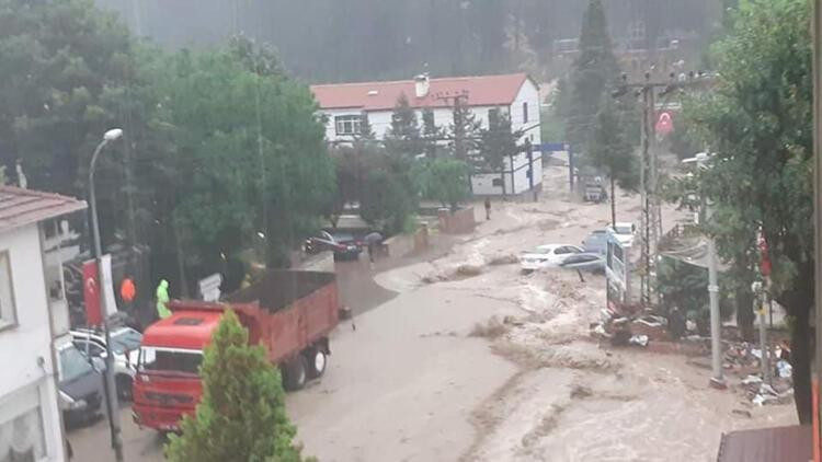 Karadeniz'i sel vurdu! Araçlar sel sularında sürüklendi