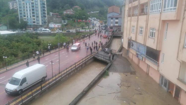 Karadeniz'i sel vurdu! Araçlar sel sularında sürüklendi