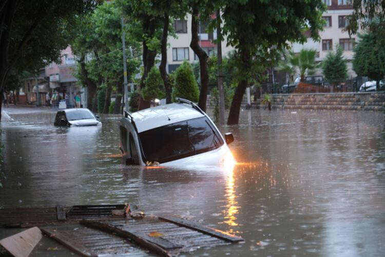 Karadeniz'i sel vurdu! Araçlar sel sularında sürüklendi