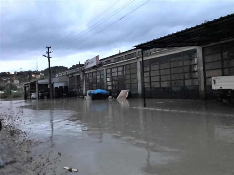 Karadeniz'i sel vurdu! Araçlar sel sularında sürüklendi