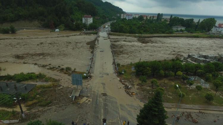 Karadeniz'i sel vurdu! Araçlar sel sularında sürüklendi