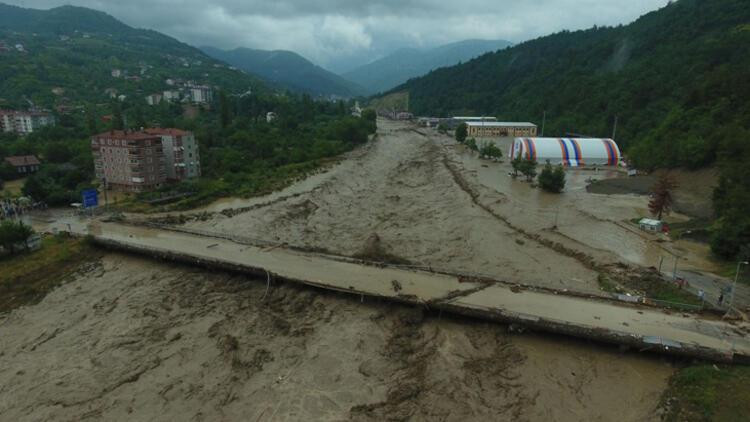 Karadeniz'i sel vurdu! Araçlar sel sularında sürüklendi