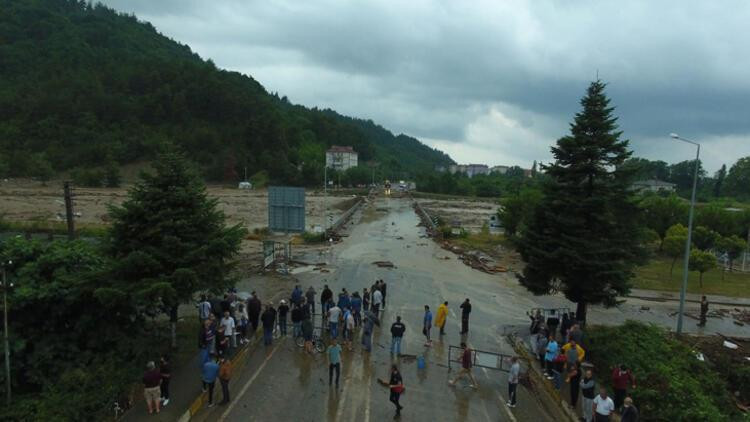 Karadeniz'i sel vurdu! Araçlar sel sularında sürüklendi