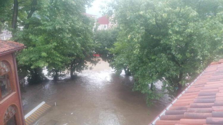 Karadeniz'i sel vurdu! Araçlar sel sularında sürüklendi