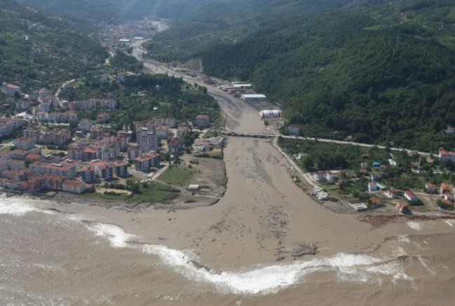 Abana sahili kahverengiye boyandı