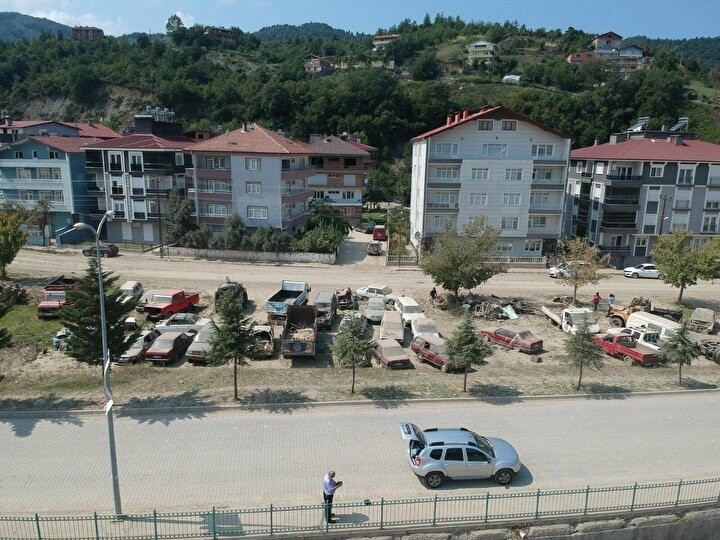  Ayancıkta sel sonrası bir park araba mezarlığına dönüştü