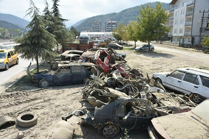  Ayancıkta sel sonrası bir park araba mezarlığına dönüştü