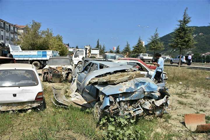  Ayancıkta sel sonrası bir park araba mezarlığına dönüştü