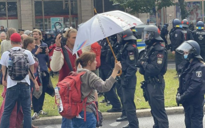 Almanya’da hükümetin Kovid-19 salgınıyla mücadele politikası protesto edildi