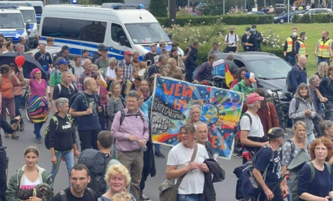 Almanya’da hükümetin Kovid-19 salgınıyla mücadele politikası protesto edildi