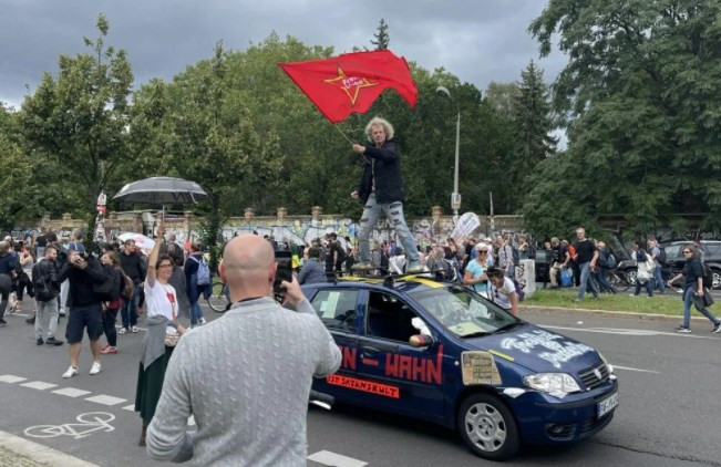 Almanya’da hükümetin Kovid-19 salgınıyla mücadele politikası protesto edildi