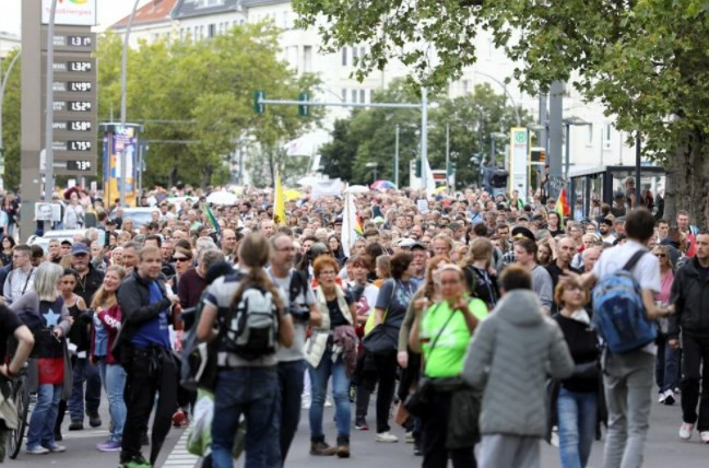 Almanya’da hükümetin Kovid-19 salgınıyla mücadele politikası protesto edildi