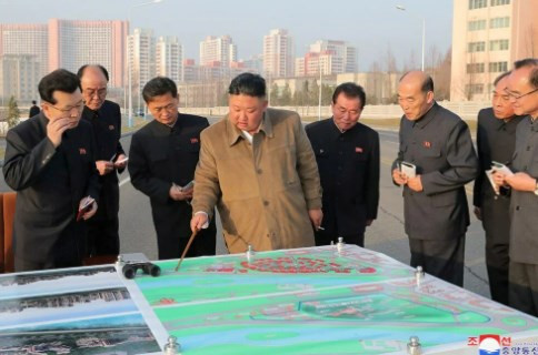 Kim Jong-un başının arkasında büyük bandaj: Sağlığı hakkındaki tartışmalar arttı