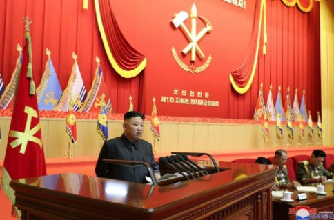 Kim Jong-un başının arkasında büyük bandaj: Sağlığı hakkındaki tartışmalar arttı