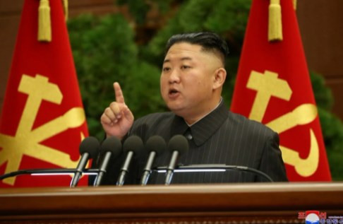 Kim Jong-un başının arkasında büyük bandaj: Sağlığı hakkındaki tartışmalar arttı