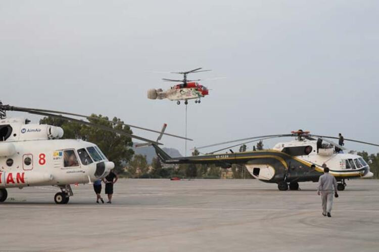 Alevlere karşı zamanla yarışan uçak pilotlarının zorlu mesaisi