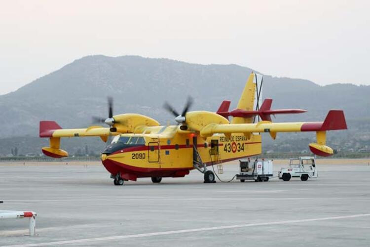 Alevlere karşı zamanla yarışan uçak pilotlarının zorlu mesaisi