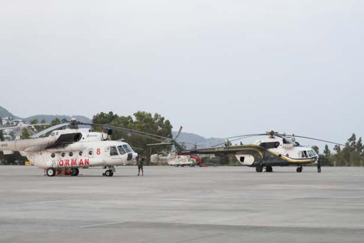 Alevlere karşı zamanla yarışan uçak pilotlarının zorlu mesaisi