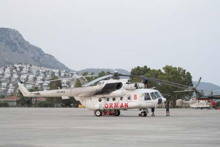 Alevlere karşı zamanla yarışan uçak pilotlarının zorlu mesaisi