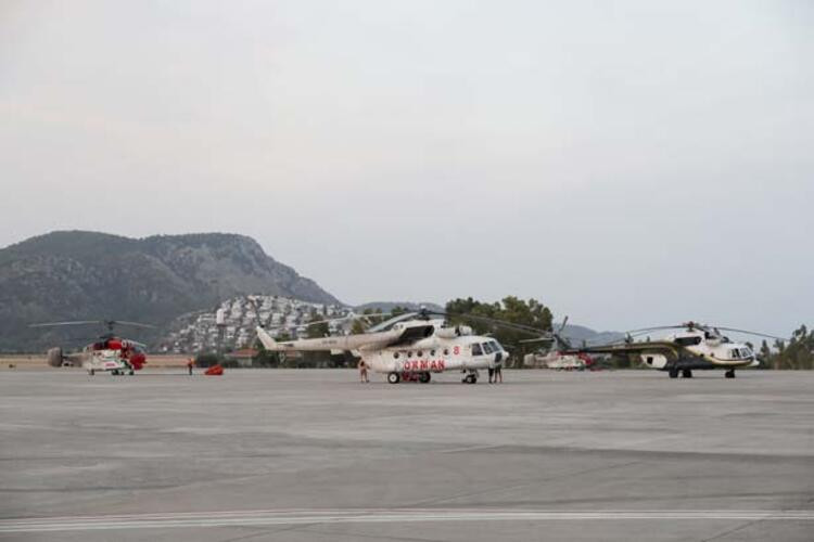 Alevlere karşı zamanla yarışan uçak pilotlarının zorlu mesaisi