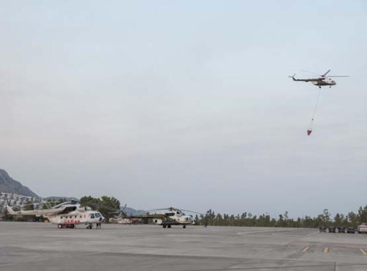 Alevlere karşı zamanla yarışan uçak pilotlarının zorlu mesaisi