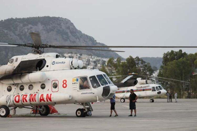 Alevlere karşı zamanla yarışan uçak pilotlarının zorlu mesaisi