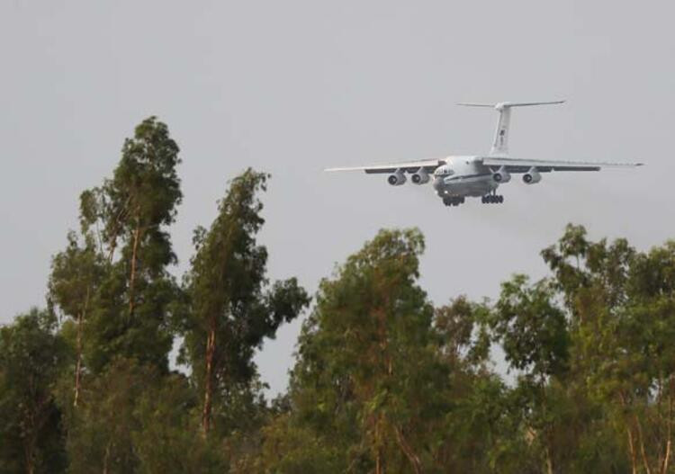 Alevlere karşı zamanla yarışan uçak pilotlarının zorlu mesaisi