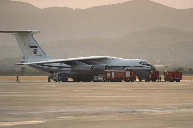 Alevlere karşı zamanla yarışan uçak pilotlarının zorlu mesaisi