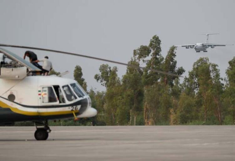 Alevlere karşı zamanla yarışan uçak pilotlarının zorlu mesaisi