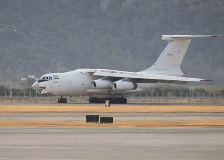 Alevlere karşı zamanla yarışan uçak pilotlarının zorlu mesaisi