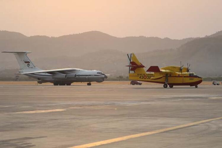 Alevlere karşı zamanla yarışan uçak pilotlarının zorlu mesaisi