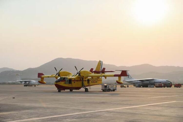 Alevlere karşı zamanla yarışan uçak pilotlarının zorlu mesaisi