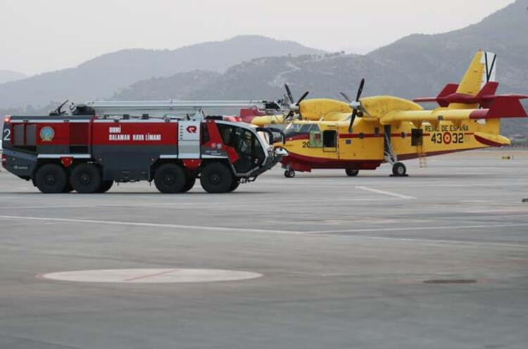 Alevlere karşı zamanla yarışan uçak pilotlarının zorlu mesaisi