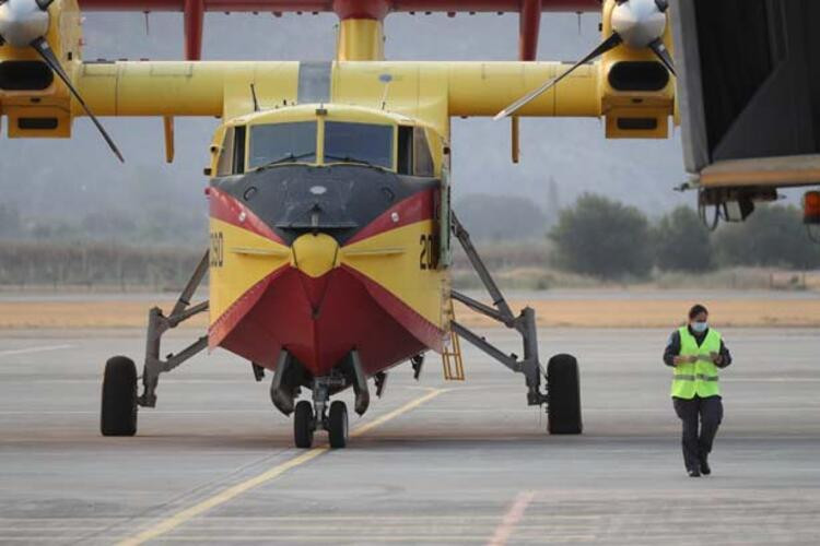 Alevlere karşı zamanla yarışan uçak pilotlarının zorlu mesaisi