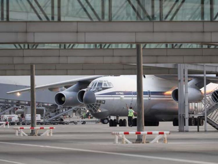 Alevlere karşı zamanla yarışan uçak pilotlarının zorlu mesaisi