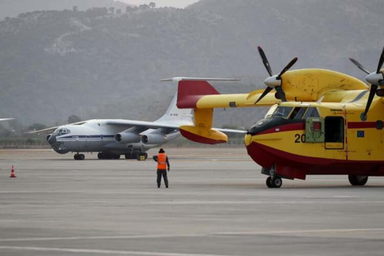 Alevlere karşı zamanla yarışan uçak pilotlarının zorlu mesaisi