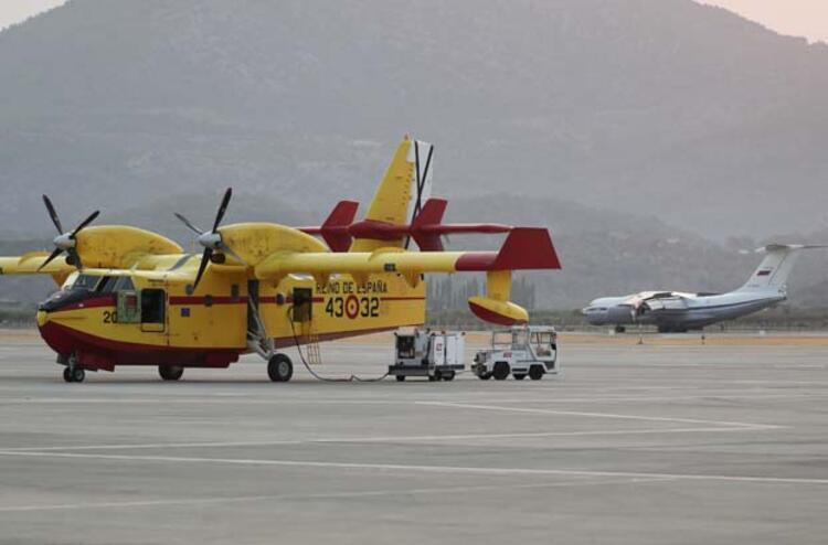 Alevlere karşı zamanla yarışan uçak pilotlarının zorlu mesaisi