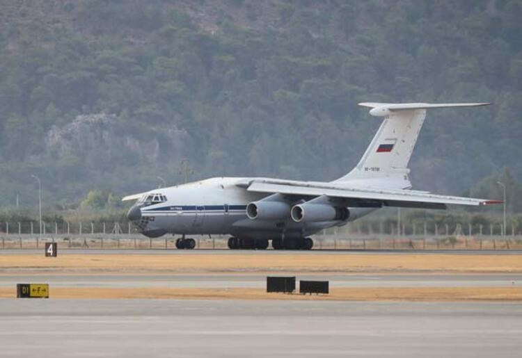 Alevlere karşı zamanla yarışan uçak pilotlarının zorlu mesaisi