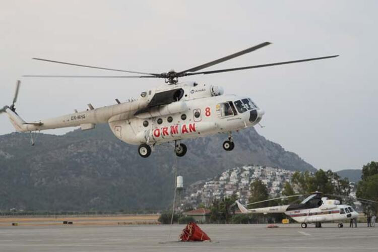 Alevlere karşı zamanla yarışan uçak pilotlarının zorlu mesaisi