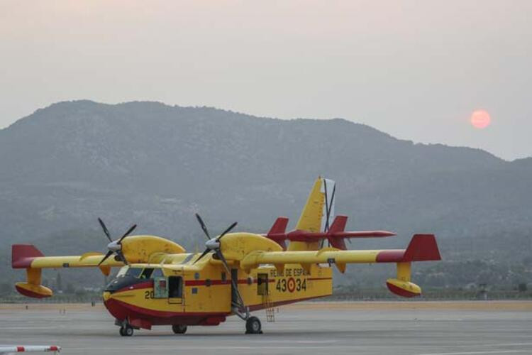 Alevlere karşı zamanla yarışan uçak pilotlarının zorlu mesaisi