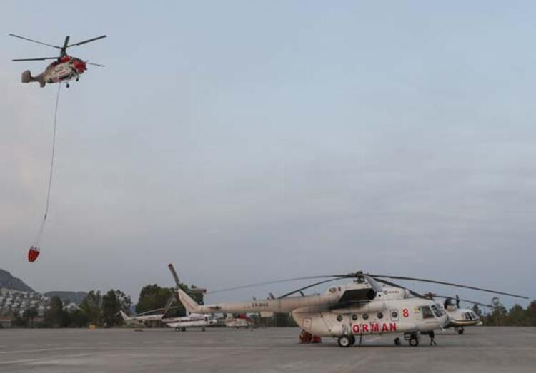 Alevlere karşı zamanla yarışan uçak pilotlarının zorlu mesaisi