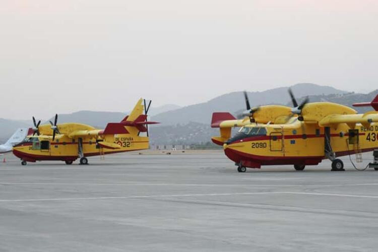 Alevlere karşı zamanla yarışan uçak pilotlarının zorlu mesaisi