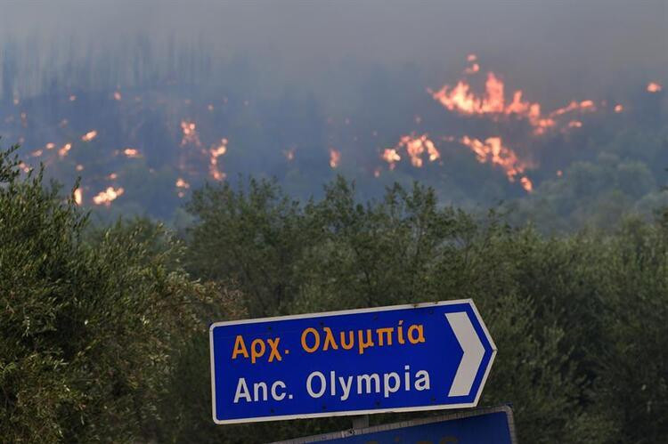 Yunanistan'da alevler antik Olimpia kentini sardı!