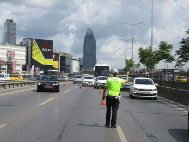 Ataşehir D-100'de araç yangını: Trafik kilitlendi