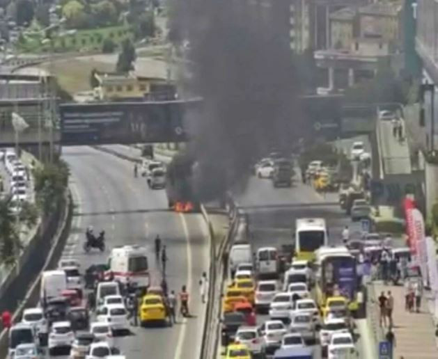 Ataşehir D-100'de araç yangını: Trafik kilitlendi