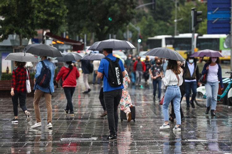 İstanbul'da yağmur başladı! Trafik yoğun!