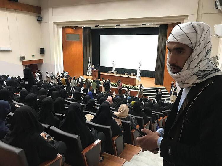 Fotoğraflar art arda geldi: Taliban üniversitede!