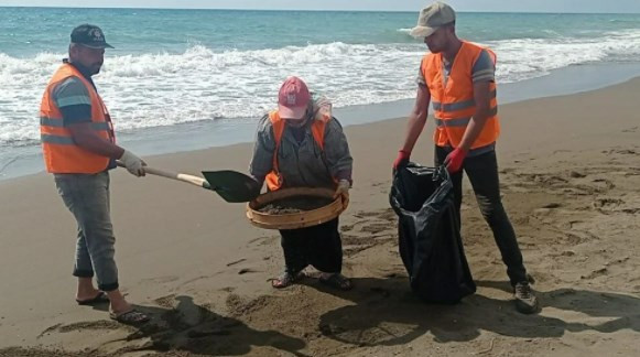 Samandağ sahilinde petrol atıkları elekle temizleniyor