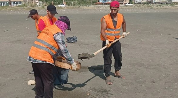 Samandağ sahilinde petrol atıkları elekle temizleniyor